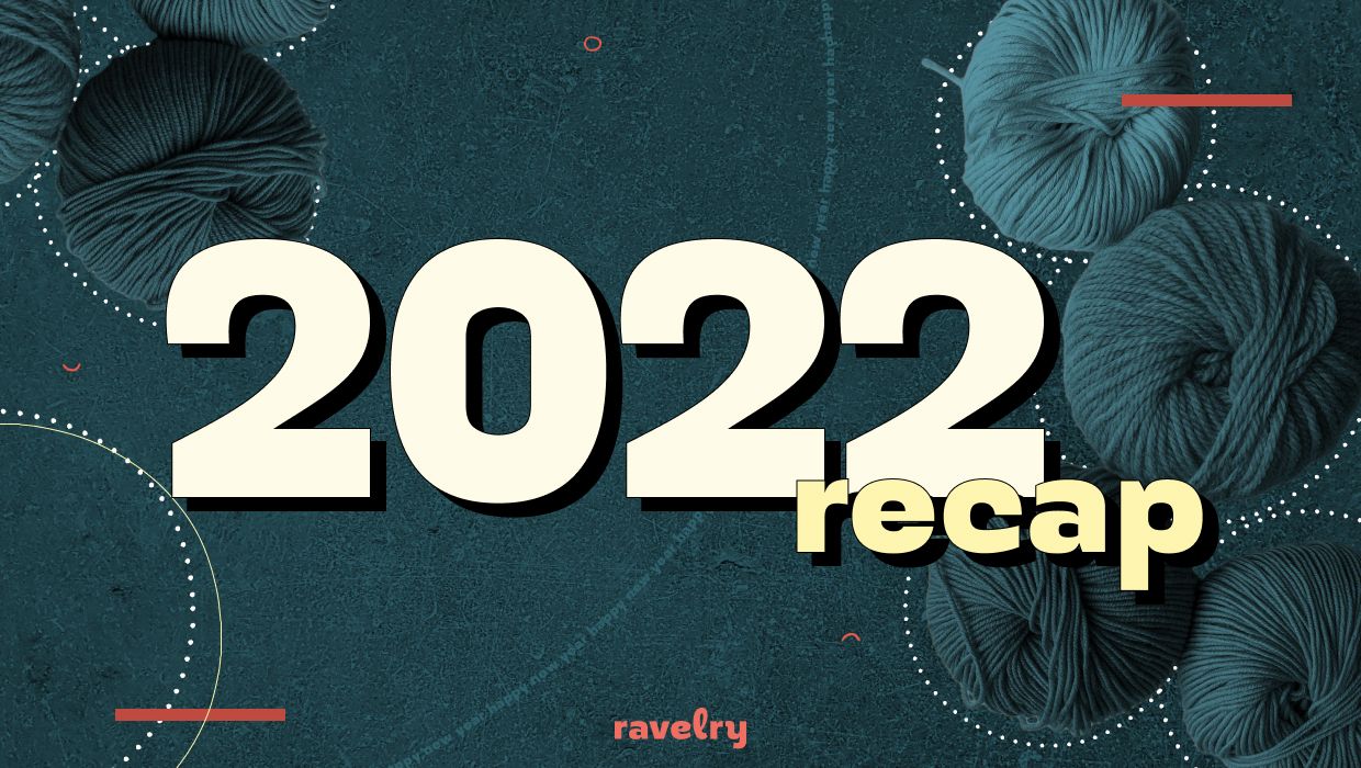 diseño gráfico con ovillos, las palabras "resumen 2022," y el logo de Ravelry